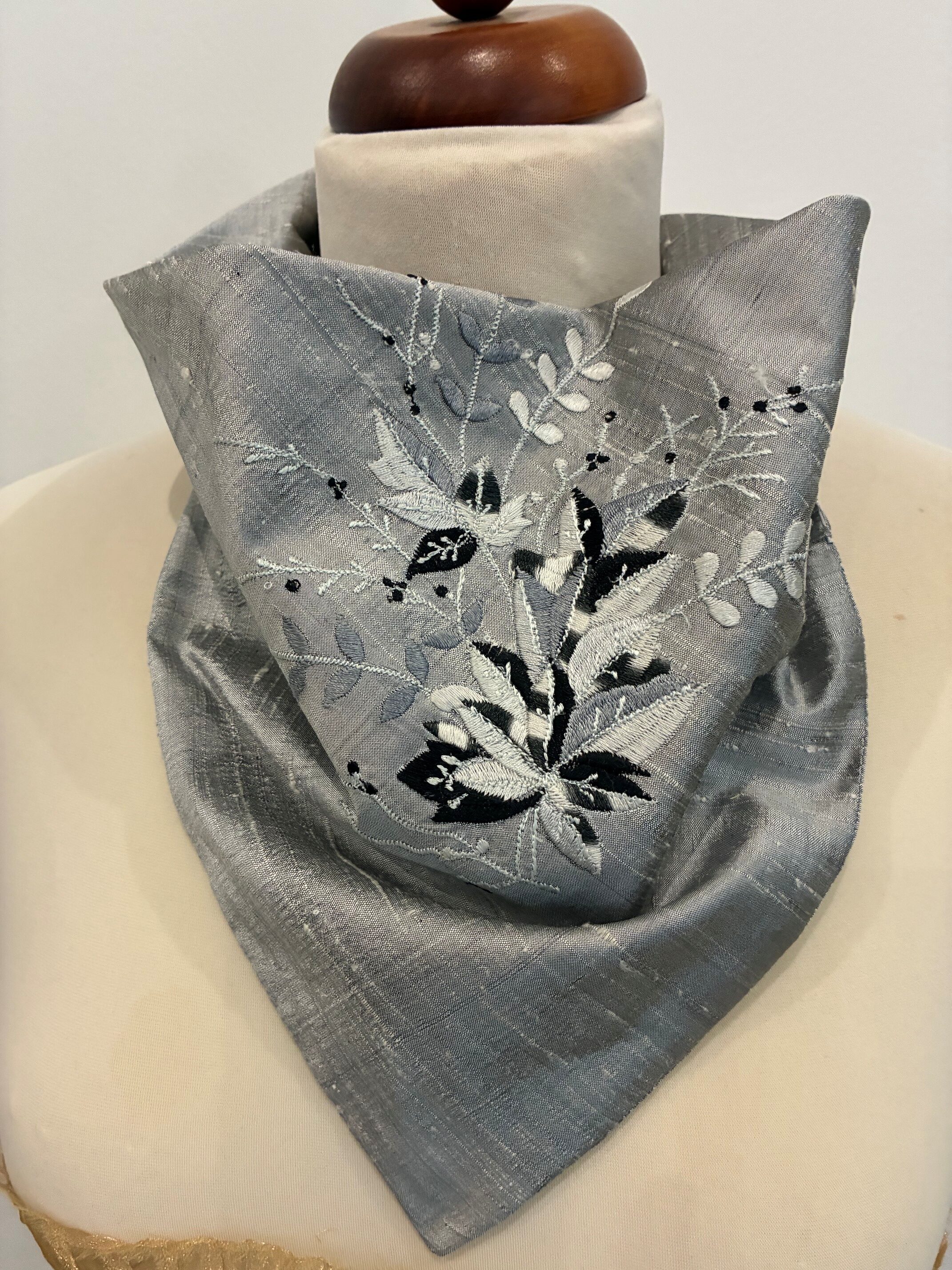 Sophie´s Halstuch bestickt – Bild 3